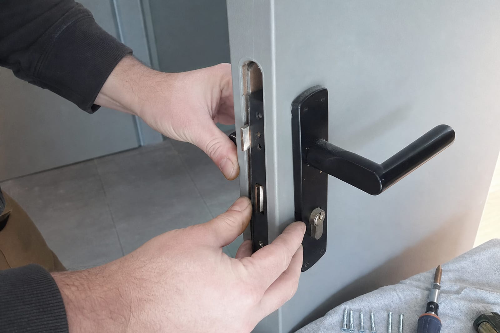 remplacement serrure sur porte intérieure mains