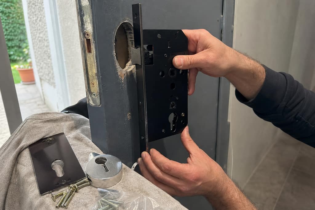 remplacement serrure sécurité nouveau boîtier posé