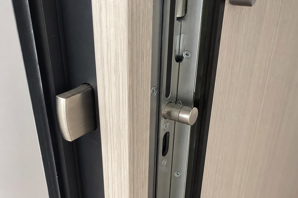 gros plan serrure multipoints neuve sur porte